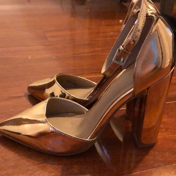 Metallic gold pointed toe pumps with ankle strap - Picture 5 of 6